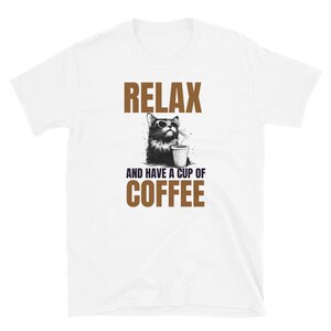 リラックスしてコーヒーを飲もうシャツ – クールな猫のコーヒー愛好家Tシャツ、面白いカフェインシャツ、チルモーニンググラフィックTシャツ