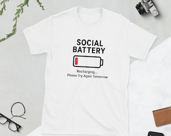 Camiseta de recarga de bateria social – Camiseta engraçada introvertida, camiseta gráfica antissocial, camiseta de humor de baixa energia