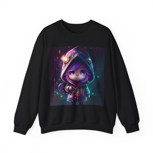 Può includere: Felpa nera con un'illustrazione colorata di un personaggio anime incappucciato con capelli viola e grandi occhi. Il personaggio indossa un cappotto e tiene in mano un piccolo oggetto. Lo sfondo ha un design spaziale con stelle e luci colorate.