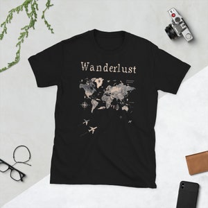 Wanderlust World Map Camiseta – Camiseta de amante de los viajes – Camisa gráfica de aventura – Ropa de explorador