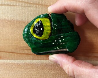 Hand-painted driftwood frog wall sculpture – Green Wall Decor