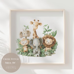 Könnte beinhalten: Kreuzstichmuster mit einer charmanten Dschungelszene mit einer Giraffe, einem Elefanten, einem Löwen, einem Affen und einem Elefanten, umgeben von grünen Blättern. Das Design ist in einem Holzrahmen dargestellt, mit dem Text "Cross Stitch Pattern PDF" unten links.