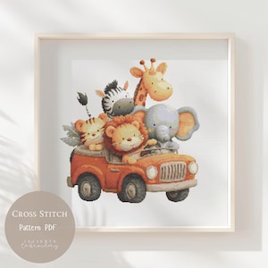 Puede incluir: Un patrón de punto de cruz que presenta una escena de safari caprichosa. Un jeep naranja está lleno de animales de dibujos animados: un león, un tigre, una cebra, una jirafa y un elefante. El texto "Cross Stitch Pattern PDF" es visible.