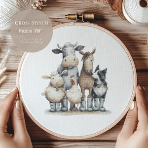 Puede incluir: Un patrón de punto de cruz con una vaca, un caballo, un perro, una oveja y una gallina, todos con botas. El diseño está en un bastidor de bordado de madera. El texto en la imagen dice "Cross Stitch Pattern PDF" y "Juliette Embroidery".