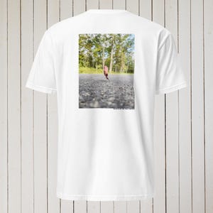 Peut inclure: T-shirt blanc avec une photo d'une feuille sur une route pav&eacute;e. Le texte "DECIDE IS NOT THE FINAL ANSWER" est imprim&eacute; sous la photo.