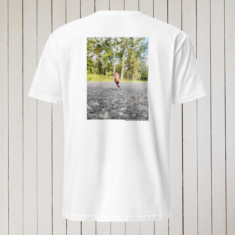 Peut inclure: T-shirt blanc avec une photo d'une feuille sur une route pav&eacute;e. Le texte "DECIDE IS NOT THE FINAL ANSWER" est imprim&eacute; sous la photo.