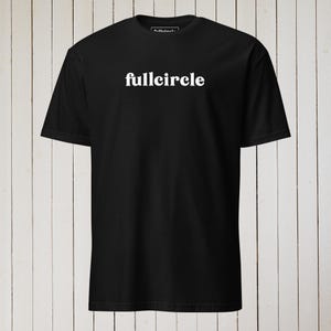 Peut inclure: T-shirt noir avec le mot "fullcircle" imprim&eacute; en blanc sur le devant.