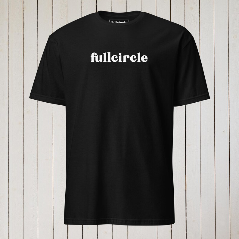 Peut inclure: T-shirt noir avec le mot "fullcircle" imprim&eacute; en blanc sur le devant.