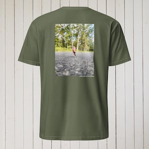 Peut inclure: Un t-shirt vert avec une photo d'une seule feuille sur une route pav&eacute;e. Le texte "Death is not the final frontier" est imprim&eacute; sous la photo.