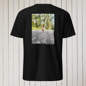 Peut inclure: T-shirt noir avec un graphique d'une feuille sur une route. Le texte "Death is not the final chapter" est imprim&eacute; sous l'image.