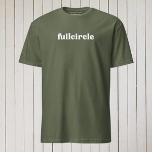 Peut inclure: Un t-shirt vert avec le mot "fullcircle" imprim&eacute; en blanc sur le devant.