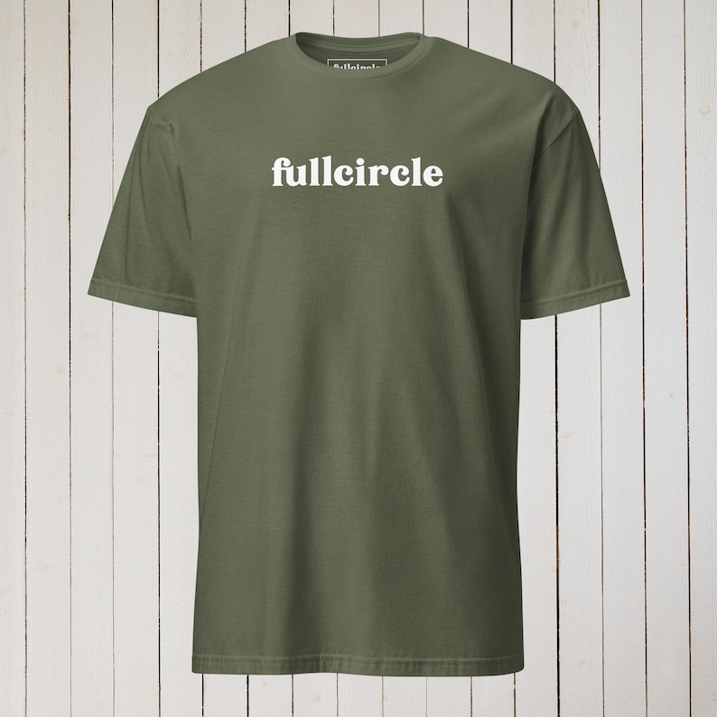 Peut inclure: Un t-shirt vert avec le mot "fullcircle" imprim&eacute; en blanc sur le devant.