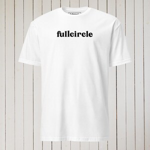 Peut inclure: T-shirt blanc avec le texte "fullcircle" imprim&eacute; en noir sur le devant.