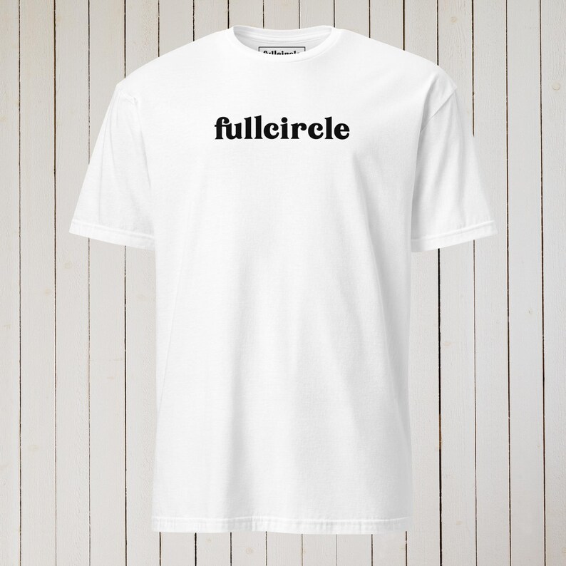 Peut inclure: T-shirt blanc avec le texte "fullcircle" imprim&eacute; en noir sur le devant.