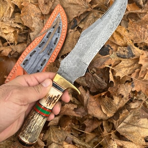 Damaszener Bowiemesser mit Hirschhorngriff – Handgefertigtes Jagdmesser mit Lederscheide – Maßgefertigtes Outdoor Survivalmesser