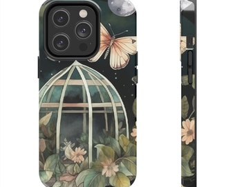 Op de afbeelding: Een telefoonhoesje met een donkere achtergrond met een glazen koepel met planten erin, een vlinder en een maan. Het hoesje heeft een zwarte rand en een uitsparing voor de camera.