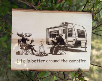 Das Leben ist besser am Lagerfeuer Schneidebrett von Bär und Elch, Charcuteriebrett oder Schild