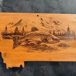 Tabla de charcutería hecha a mano con forma de pez Montana, hecha a mano en Montana, para cortar con láser.