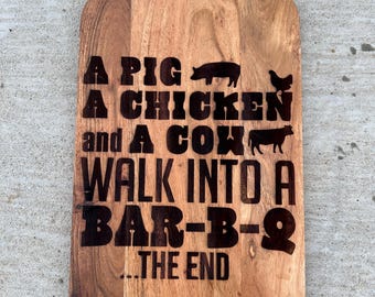 Eine Kuh, ein Schwein und ein Huhn laufen in ein Grillschild