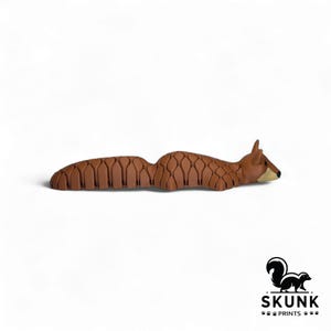 Packaging photo showing “Premium Fidgets by Skunk Prints” branding — handmade sensory fox toy ready for gifting, empaquetado elegante, regalo artesanal juguete sensorial zorro.