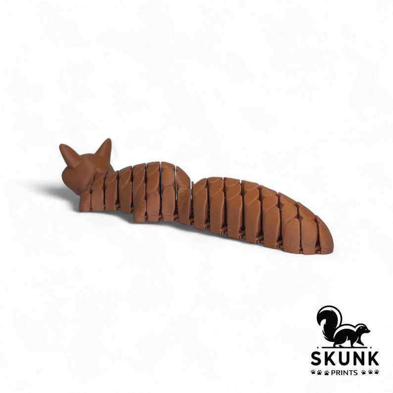 Fox figurine in warm orange color variation with realistic detail and quiet sensory design for office and therapy use — figura zorro naranja, diseño sensorial silencioso, ideal para oficina o terapia.
