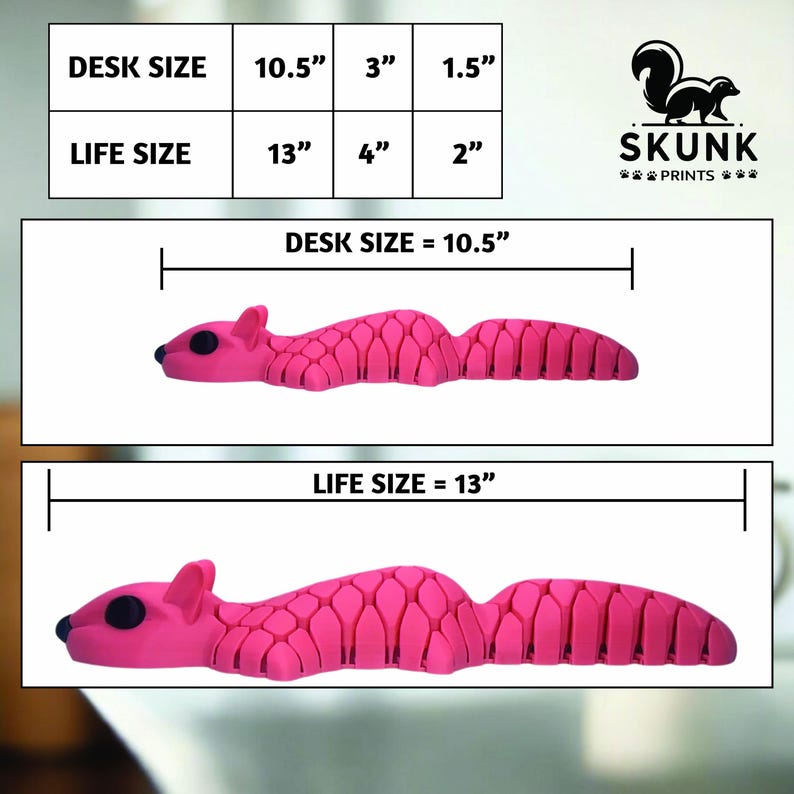 Może przedstawiać: R&oacute;żowa, przegubowa zabawka wiewi&oacute;rki pokazana w dw&oacute;ch rozmiarach: rozmiar biurkowy (26,7 cm długości) i rozmiar rzeczywisty (33 cm długości). Zabawka ma segmentowane ciało i szczeg&oacute;łową głowę z czarnymi oczami. Logo Skunk Prints znajduje się w prawym g&oacute;rnym rogu.