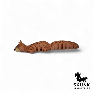 Side-by-side comparison of HyperFlexi Fox and Sensory Squirrel fidget toys, both 3D printed in premium finish, showing collectible set — comparación entre zorro y ardilla sensoriales, juguetes articulados impresos en 3D.
