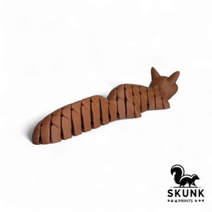 Fox fidget toy displayed on clean matte white surface with soft window light, emphasizing premium craftsmanship and texture — juguete fidget zorro en superficie blanca mate, diseño elegante, textura suave.