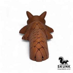 Articulated fox toy posed mid-motion showing natural drape and smooth flow of HyperFlexi body segments — zorro articulado en movimiento, fluidez natural del cuerpo HyperFlexi, figura impresa en 3D.