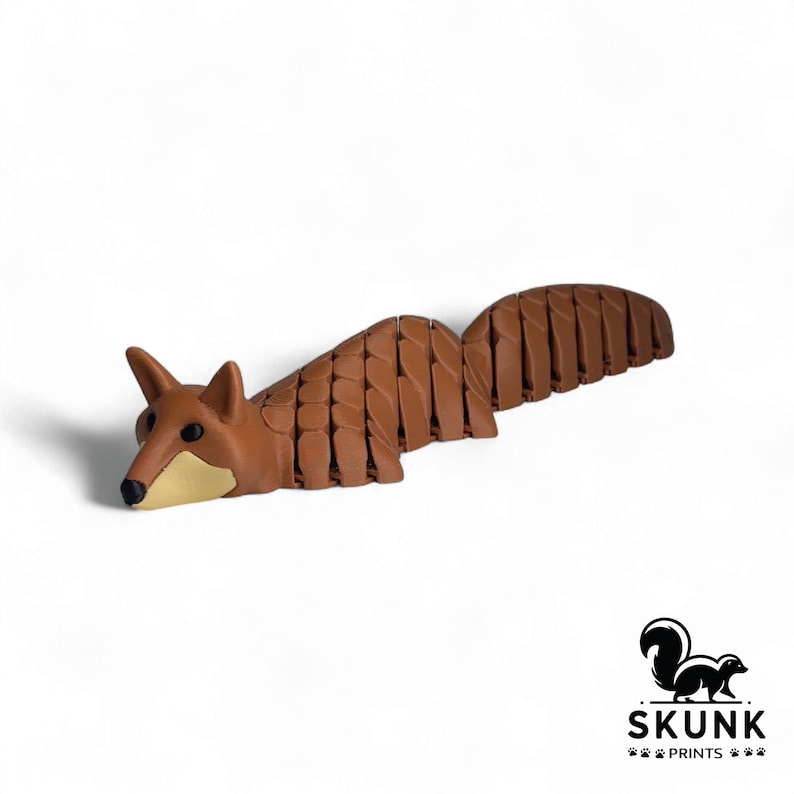 Person gently holding the HyperFlexi Fox demonstrating flexible movement and sensory relaxation for stress relief and focus — persona sosteniendo juguete antiestrés zorro articulado, alivio sensorial y concentración.