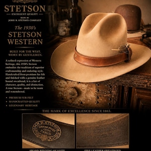 K&ouml;nnte beinhalten: Ein beigefarbener Stetson Western Hut mit einem braunen Lederband und Federdetails. Der Hut wird auf einer Holzoberfl&auml;che pr&auml;sentiert. Der Text auf dem Bild lautet "The 1930's Stetson Western" und "Legendary Hats. Authentic Heritage."