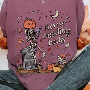 Forever Reading Books Shirt for Book Lover Cute Fall Shirt Retro Bookish Skeleton T-shirt Halloween Shirt for Bibliophile Pumpkin Face Tee