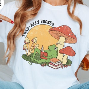 Camiseta de rana lectora para amantes de los libros. Camiseta retro de rana lectora. Camiseta de libro cottagecore para amantes de las ranas. Camiseta divertida con todos los libros.