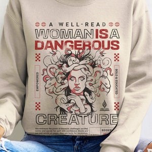 A Well Read Woman Sweatshirt for Book Lover Vintage Feminist Book Shirt for Bookworm Y2k Oversized Bookish Crewneck Medusa Sweatshirt Woman