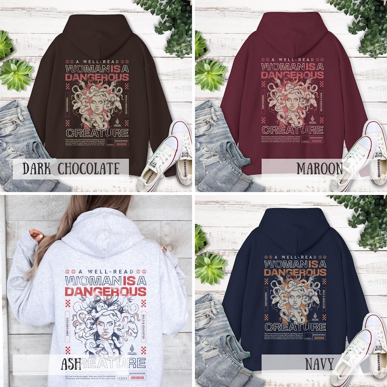 Op de afbeelding: Vier hoodies in donkere chocolade, kastanjebruin, asgrijs en marineblauw. Elk heeft een afbeelding van Medusa met de tekst "A Well-Read Woman is a Dangerous Creature". De hoodies worden getoond met jeans en sneakers.