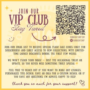 Op de afbeelding: Een gele afbeelding met de tekst "JOIN OUR VIP CLUB Stay Tuned". Het bevat een QR-code, websiteadres en een oproep om je aan te melden voor een e-maillijst voor speciale aanbiedingen en vroege toegang tot nieuwe collecties.