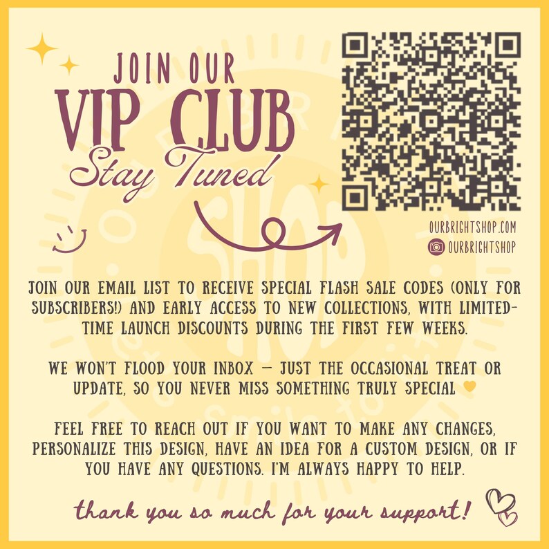 Op de afbeelding: Een gele afbeelding met de tekst "JOIN OUR VIP CLUB Stay Tuned". Het bevat een QR-code, websiteadres en een oproep om je aan te melden voor een e-maillijst voor speciale aanbiedingen en vroege toegang tot nieuwe collecties.