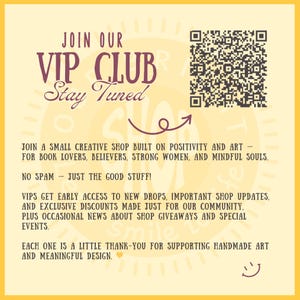 Peut inclure: Graphique jaune avec le texte &laquo;&nbsp;REJOIGNEZ NOTRE VIP CLUB Stay Tuned&nbsp;&raquo;. L'image comprend un code QR et du texte faisant la promotion d'une boutique cr&eacute;ative pour les amateurs de livres, les femmes fortes et les &acirc;mes attentives. Il promet un acc&egrave;s anticip&eacute; aux nouveaut&eacute;s et aux r&eacute;ductions.