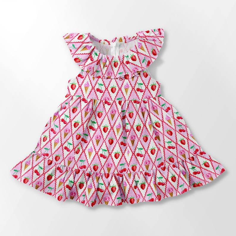 K&ouml;nnte beinhalten: Ein rosa-wei&szlig; gemustertes Kleid mit Erdbeeren, Kirschen und Eiswaffeln. Das Kleid hat einen ger&uuml;schten Ausschnitt und Saum sowie einen Rei&szlig;verschluss hinten. Das Kleid ist f&uuml;r ein Kind konzipiert.