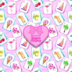 Könnte beinhalten: Ein rosa herzförmiges Design mit einer Schleife, umgeben von Mahjong-Steinen mit Aquarellillustrationen eines Flamingos, Segelboots, Kirschen, Zitronen, Eiscreme, Blumen, eines Cocktails und einer Palme. Der Text "Mon Cherry Amour Summer Mahjong" befindet sich auf dem Herzen.