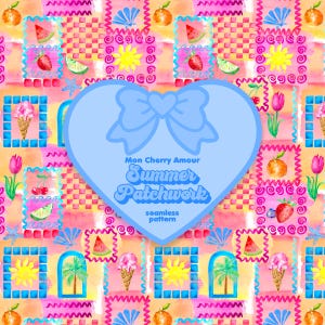 Op de afbeelding: Een naadloos patroon met een patchwork van kleurrijke vierkanten met zomerse illustraties, waaronder ijshoorntjes, watermeloenplakjes, schelpen en palmbomen. Het patroon is omgeven door een blauw hart met een strik en de tekst "Mon Cherry Amour Summer Patchwork seamless pattern".