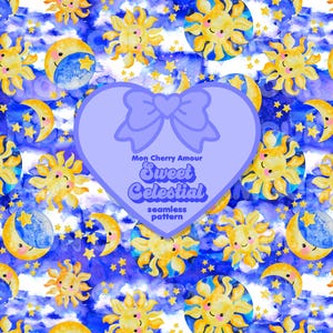 Op de afbeelding: Een naadloos patroon met aquarel illustraties van lachende zonnen, manen en sterren tegen een blauw-witte wolkenachtergrond. Een hartvormige afbeelding met een strik en de tekst "Mon Cherry Amour Sweet Celestial seamless pattern" is overgelegd.