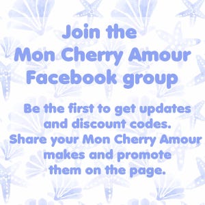 Puede incluir: Gr&aacute;fico azul claro y blanco con el texto "&Uacute;nete al grupo de Facebook Mon Cherry Amour". La imagen tambi&eacute;n dice "S&eacute; el primero en obtener actualizaciones y c&oacute;digos de descuento" y "Comparte tus creaciones Mon Cherry Amour".