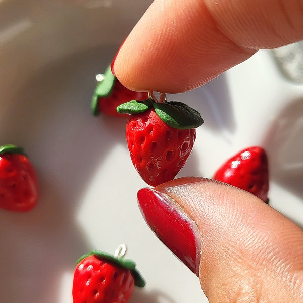 Breloques fraises / Argile polymère faite main