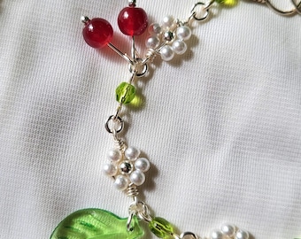 Pulsera con dije de flor de cerezo