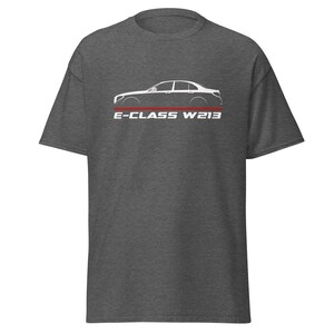 Puede incluir: Una camiseta gris oscuro jaspeada con una silueta blanca de un sedán Mercedes-Benz Clase E W213. El texto "E-CLASS W213" está impreso en blanco debajo de la silueta del coche.