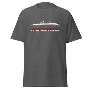 Puede incluir: Una camiseta gris oscuro jaspeada con una silueta blanca de un coche descapotable y el texto "TT ROADSTER BN" impreso en la parte delantera.