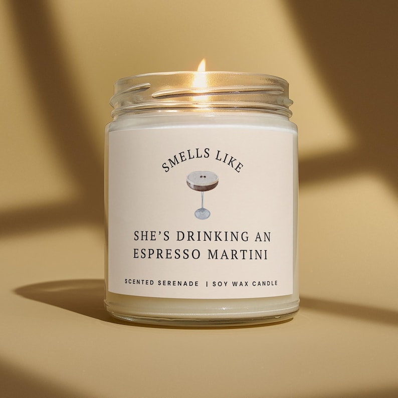 Vela de Espresso Martini, vela Tini Time, regalo de mi época de Espresso Martini. Amor por el Espresso Martini. Regalo único para ella. Regalo de cóctel de moda. imagen 1