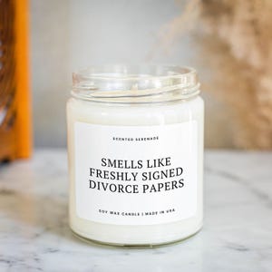 Candela con documenti di divorzio appena firmati, regalo di divorzio, candela per il divorzio, documenti di divorzio, regalo per la rottura di una festa di divorzio