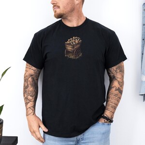 素朴なキノコカートシャツ | 採集者グラフィックTシャツ、ヴィンテージ菌学アート、菌類愛好家へのギフト、森の美学、農場採集Tシャツ 345